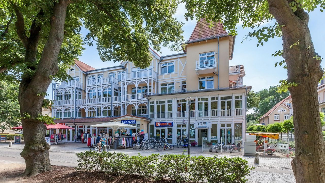 Nordseite mit Geschäften im Haus Nordseite mit Geschäften im Haus